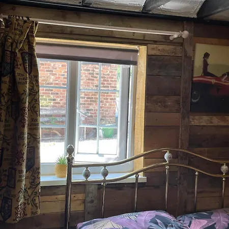 &rooms Next To Fox Covert Pub *