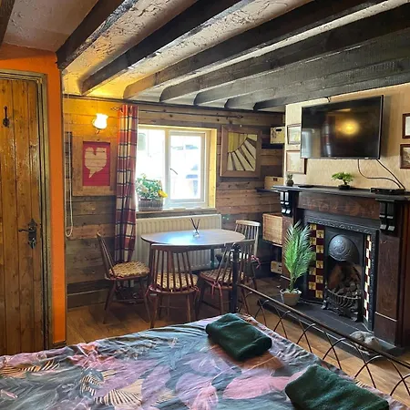 &rooms Next To Fox Covert Pub *